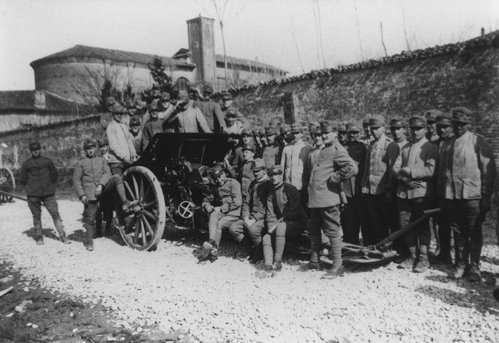 Testimonianze della presenza militare sul territorio: una squadra di artiglieri a Carpi (Archivio del Seminario Vescovile di Carpi, fondo don Tirelli).